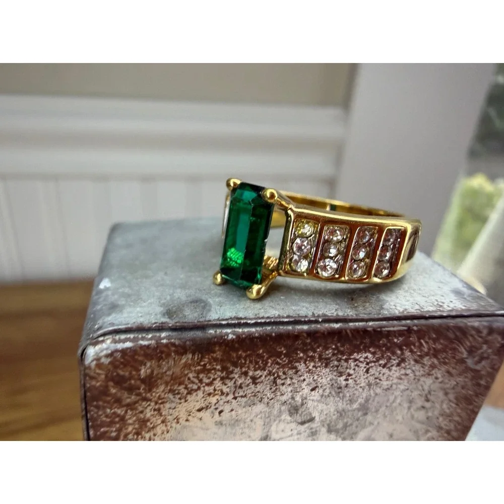 Vintage Emerald Cut Green Stone Cocktail Ring Gold Tone Size 7.5